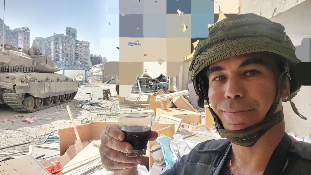Přežil vražedné řádění Hamásu. Teď usrkává kávu nad troskami domu v Palestině